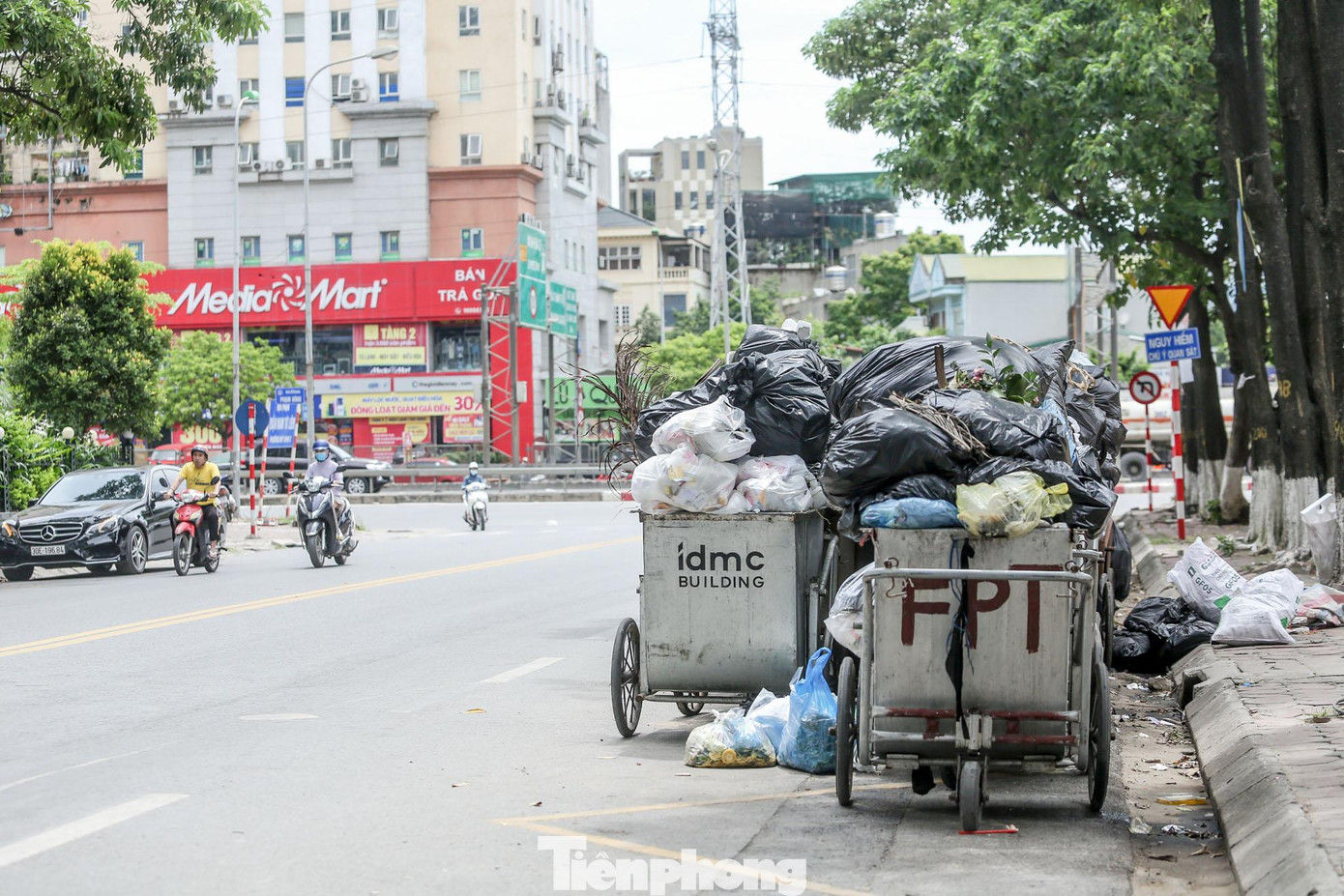 Rác chất thành đống ngay dưới lòng đường phố Duy Tân mà không được xử lý.