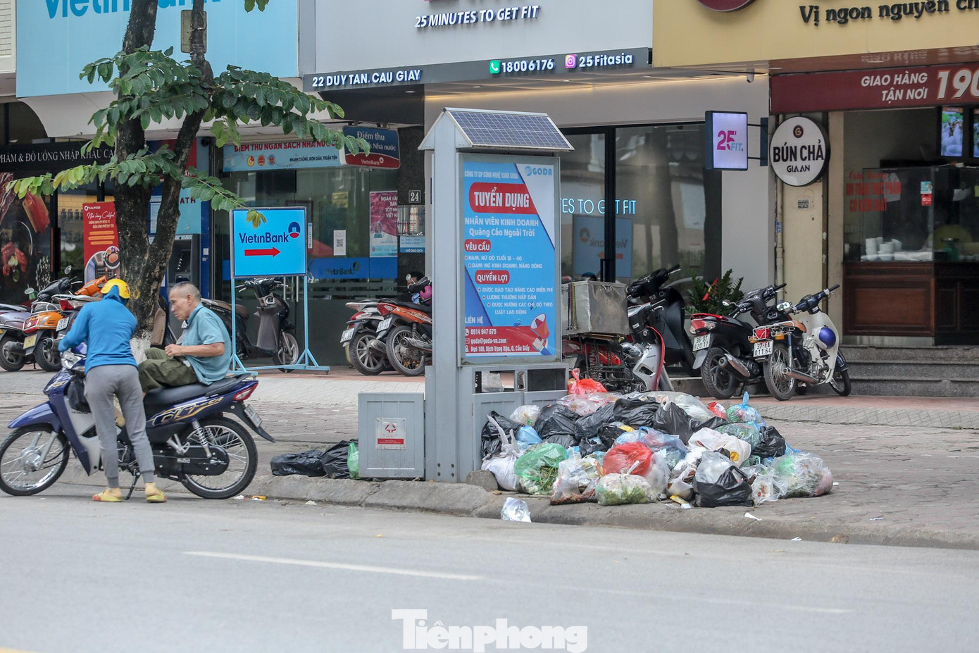 Về nguyên nhân quá tải, đại diện đơn vị cho rằng có nhiều nguyên nhân, trong đó nguyên nhân chính là việc dự án Nhà máy Điện rác Sóc Sơn thuộc Khu liên hợp xử lý chất thải rắn Nam Sơn chậm tiến độ, chưa đốt rác theo kế hoạch. Bên cạnh đó, bãi chôn lấp đang quá tải, khiến mỗi phương tiện lên xuống đổ rác khó khăn, dẫn đến công tác thu gom rác bị chậm.