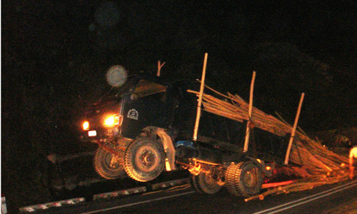 1, Đầu xe tải bị nhấc bổng lên trời do chở nặng, mất cân bằng trọng lực. Ảnh: Ngọc Văn . 1, Đầu xe tải bị nhấc bổng lên trời do chở nặng, mất cân bằng trọng lực. Ảnh: Ngọc Văn