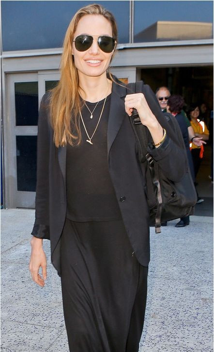 Angelina tháo nhẫn đính hôn và đeo vào một chiếc nhẫn lạ thay thế. Angelina tháo nhẫn đính hôn và đeo vào một chiếc nhẫn lạ thay thế