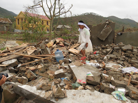 Cháu Trung tìm kiếm những gì còn sót lại trên đống đổ nát