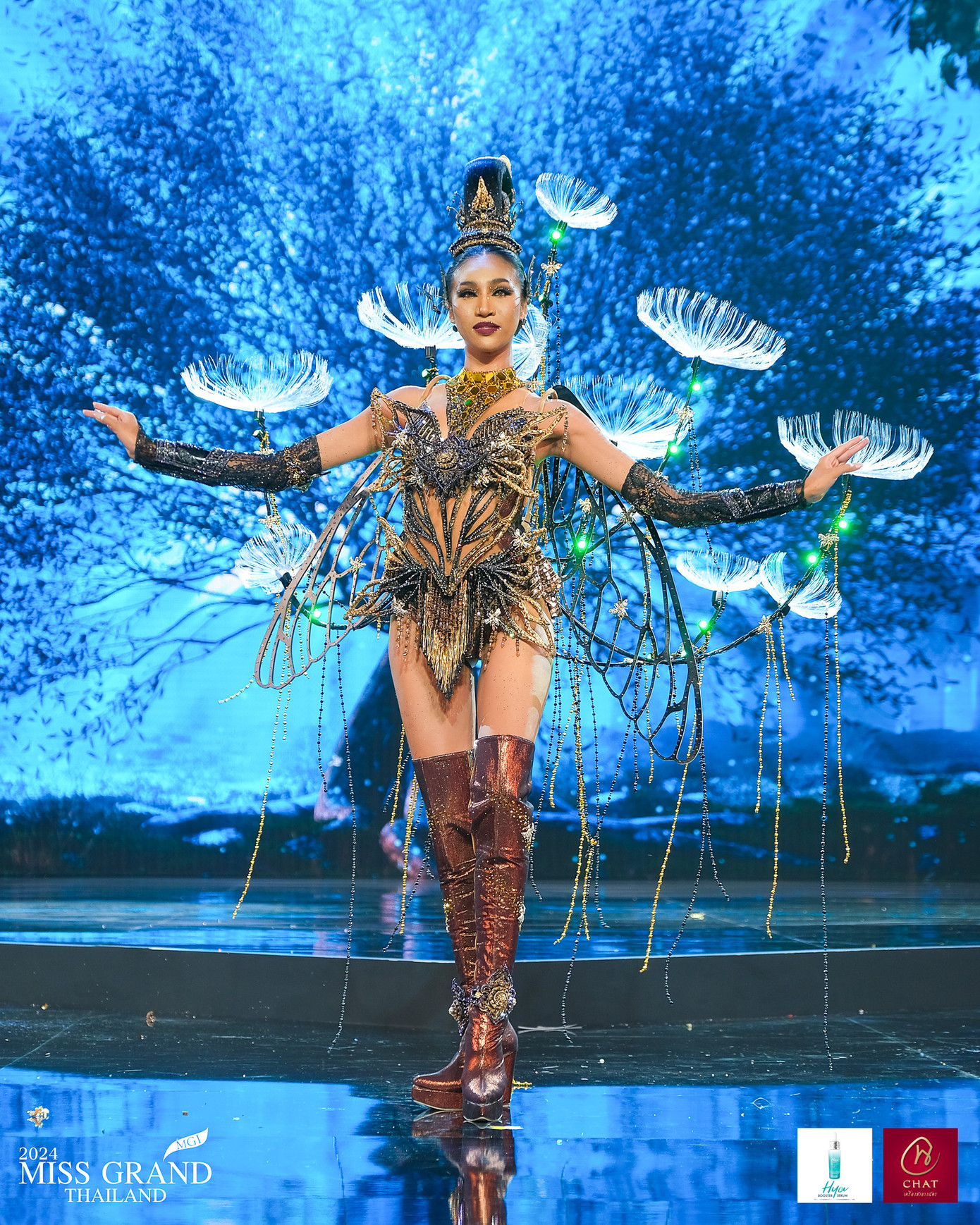 Đại diện tỉnh Samut Songkhram tái hiện hình ảnh Nữ hoàng đom đóm Saengrawee.