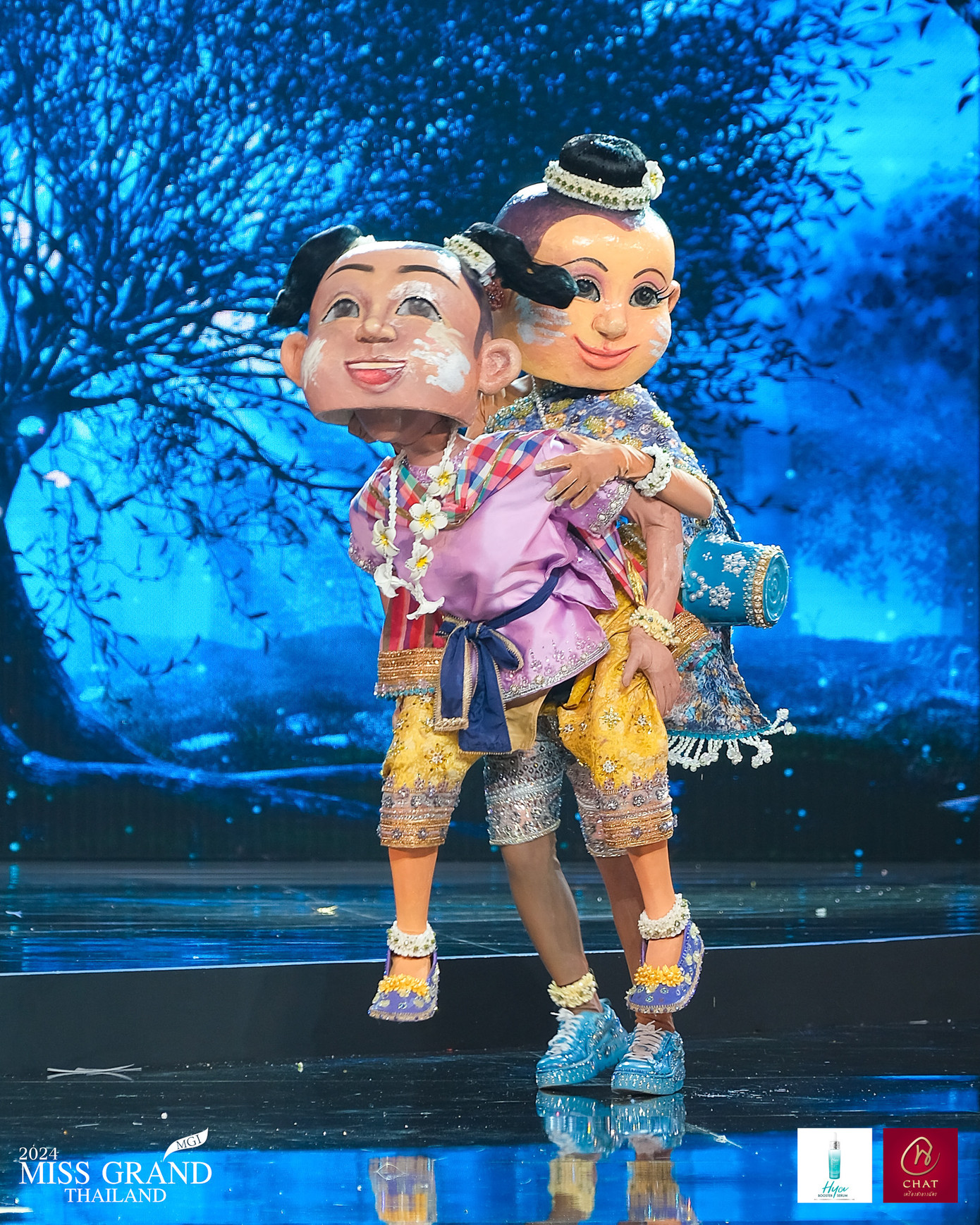 Người đẹp tỉnh Samut Prakan mô tả trò chơi cưỡi ngựa tại lễ hội Songkran truyền thống.