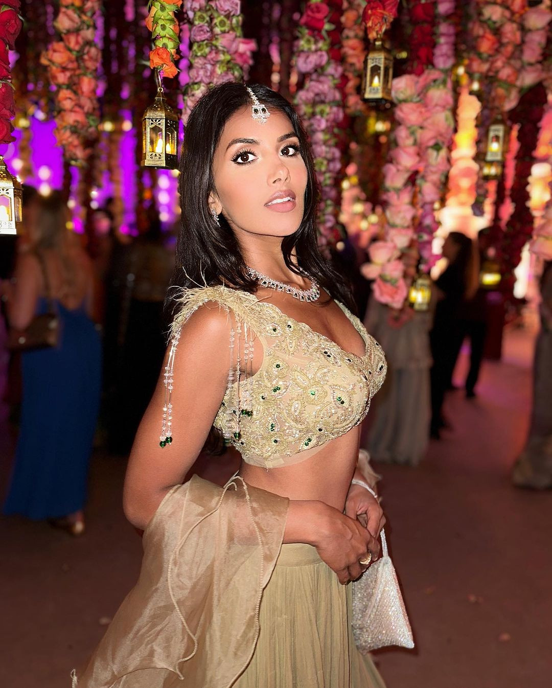 Chhavi Verg được khán giả yêu mến không chỉ vì ngoại hình xinh đẹp mà còn ở trình độ học vấn, kỹ năng giao tiếp và những dự án xã hội, cộng đồng mà cô theo đuổi.