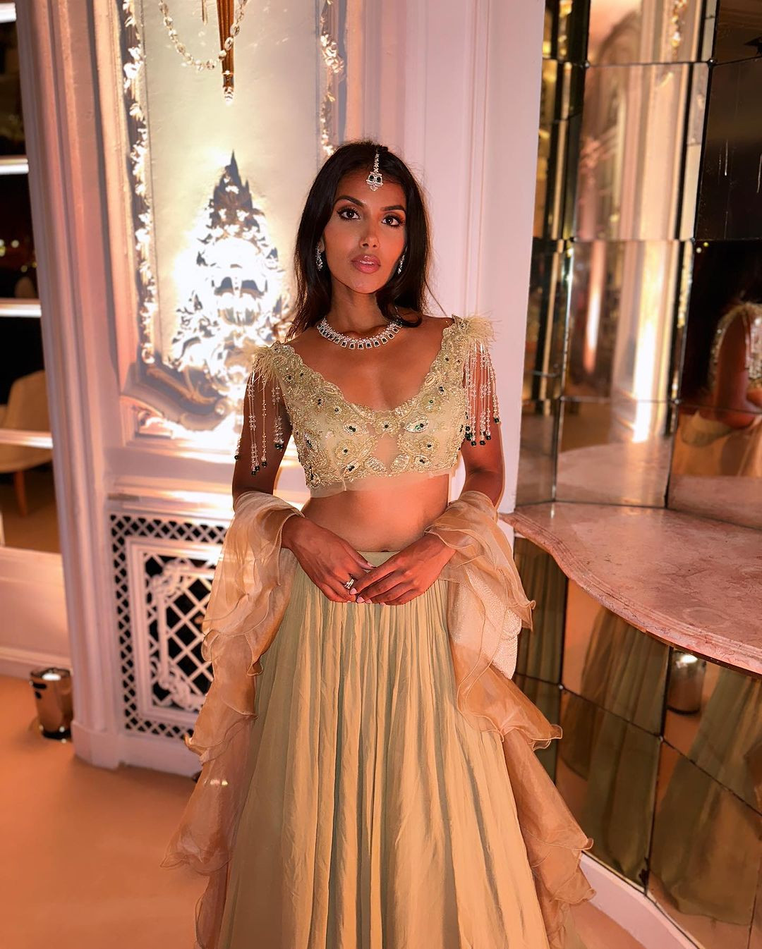 Chhavi Verg được khán giả yêu mến không chỉ vì ngoại hình xinh đẹp mà còn ở trình độ học vấn, kỹ năng giao tiếp và những dự án xã hội, cộng đồng mà cô theo đuổi.