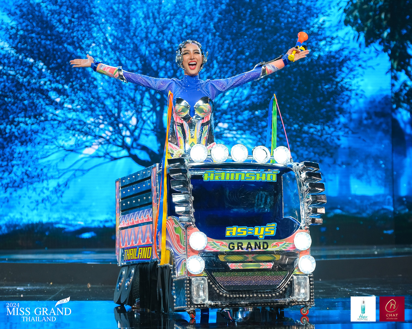 Hoa hậu của tỉnh Saraburi với bộ trang phục mô phỏng hình chiếc xe tải độc đáo, nhằm miêu tả nền công nghiệp phát triển của tỉnh này.