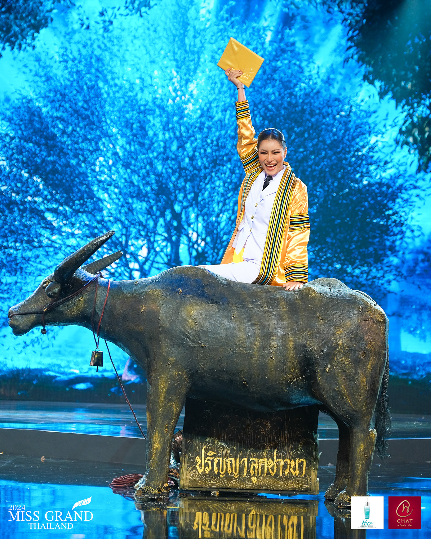 Người đẹp tỉnh Sisaket xuất hiện với trang phục mô phỏng hình một chú trâu, với ý nghĩa tôn vinh nền nông nghiệp phát triển trù phú của tỉnh này.