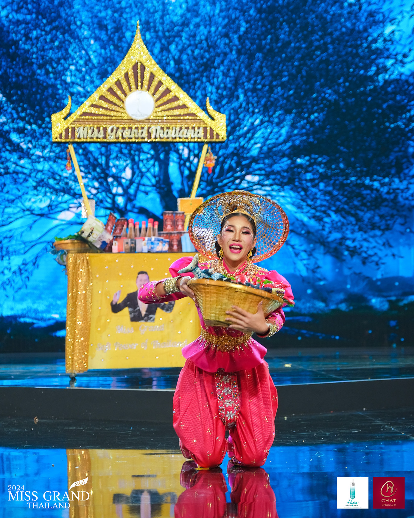 Người đẹp tỉnh Samut Sakhon tái hiện cảnh buôn bán hải sản tấp nập của nơi này. Đặc biệt, bộ trang phục của cô còn có hình ảnh ông Nawat - chủ tịch Miss Grand Thailand khiến nhiều khán giả thích thú.