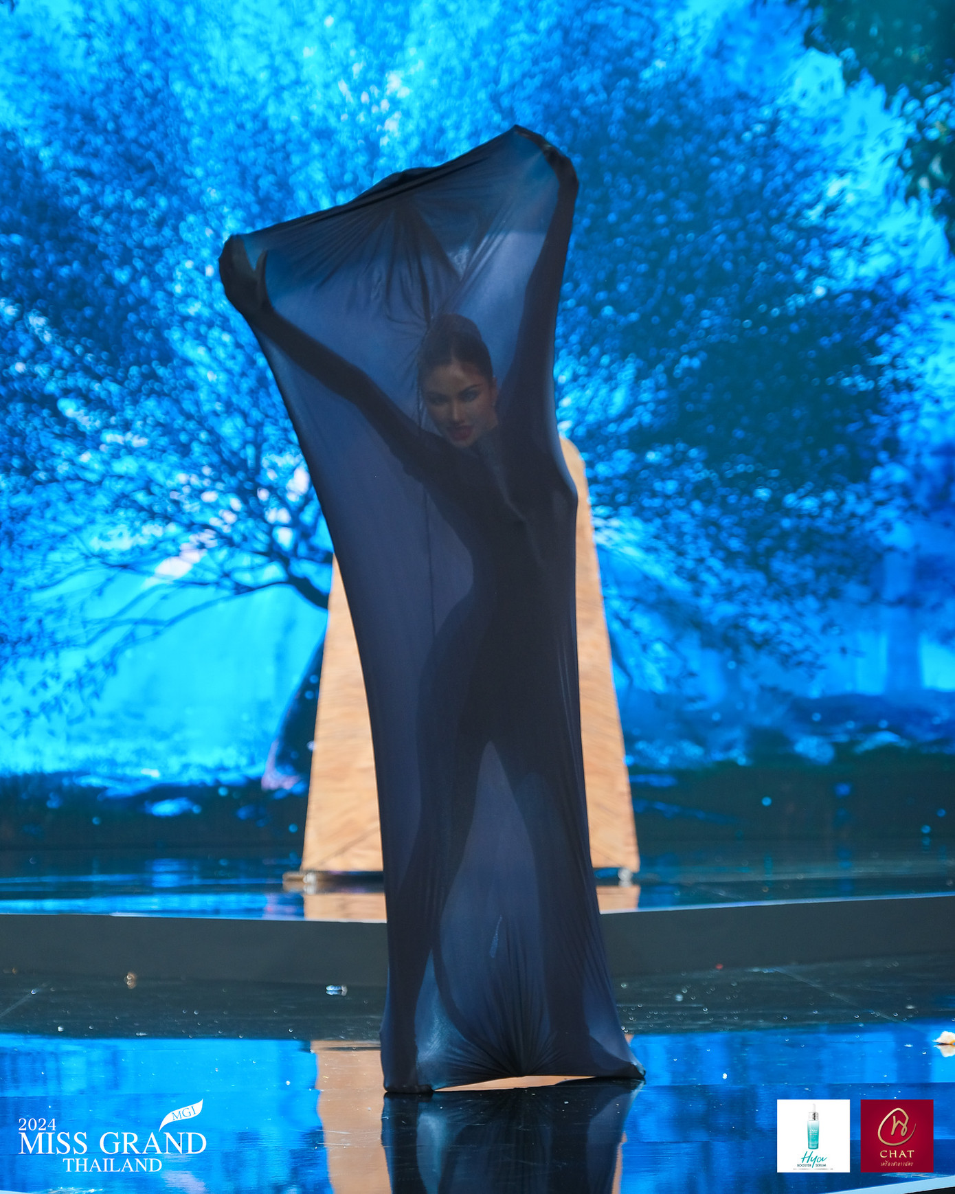 Người đẹp tỉnh Nakhon Phanom gây bất ngờ khi xuất hiện trên sân khấu trong bộ trang phục màu đen che kín cơ thể. Trang phục tôn vinh món tráng miệng có tên Kuan Khao Thip được khuấy bằng gạo trộn với đường, đặc trưng của tỉnh này.