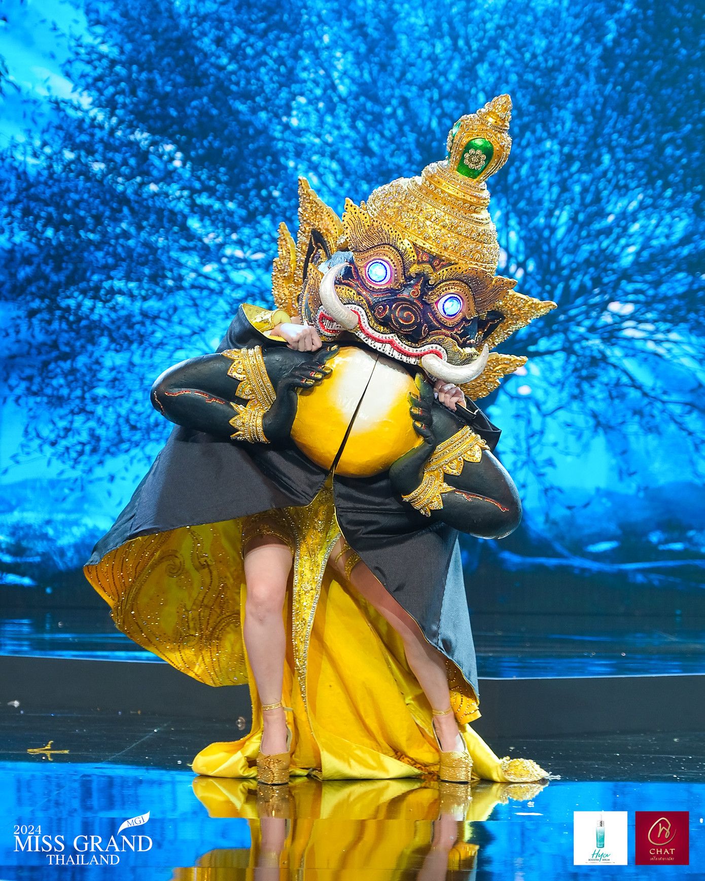 Người đẹp đại diện tỉnh Nakhon Nayok với bộ trang phục miêu tả về hiện tượng nguyệt thực trong truyền thuyết của Thái Lan.