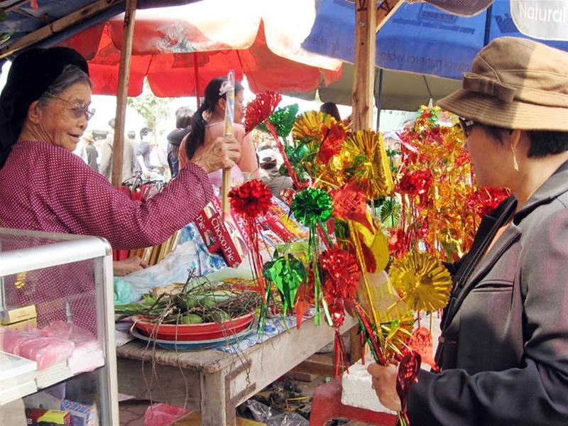 Người dân mua lễ vào Phủ Tây Hồ