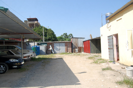 Một bãi đỗ xe ô tô kiên cố mọc lên bên trong đoạn hành lang đường tàu bị phá