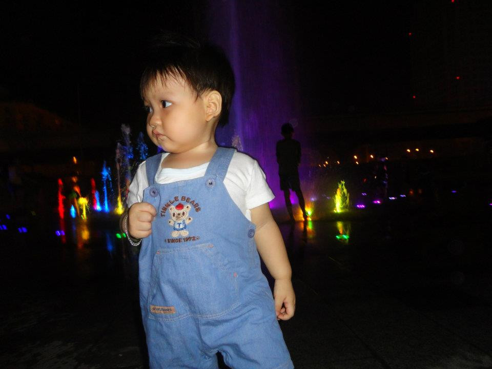 Mới mấy tháng trước thôi, Teddy trông y hệt một cu cậu ấy! Bây giờ thì Teddy cũng váy, cũng kẹp tóc, cũng "sexy" như ai!