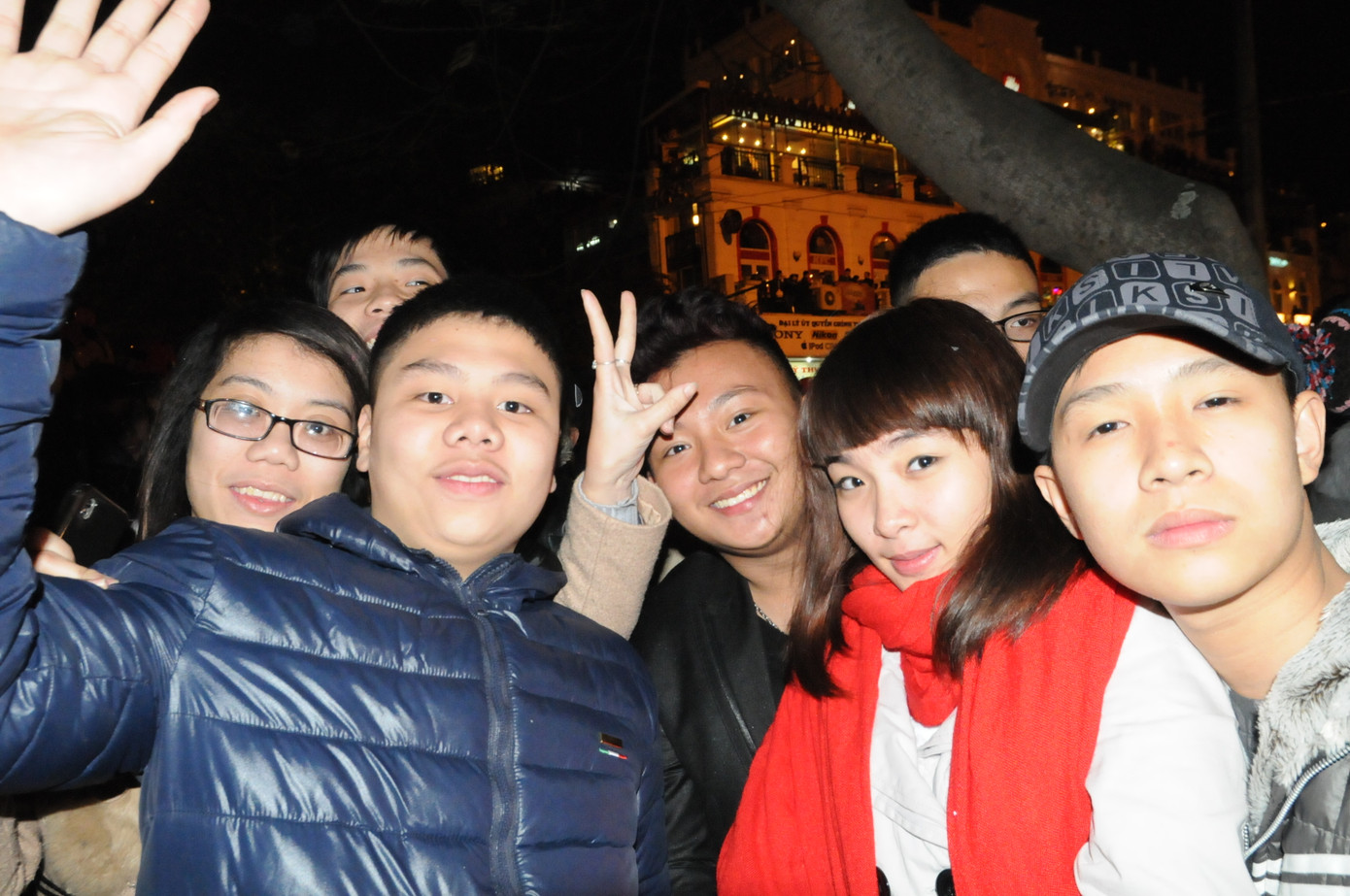 Bạn trẻ háo hức đón xuân