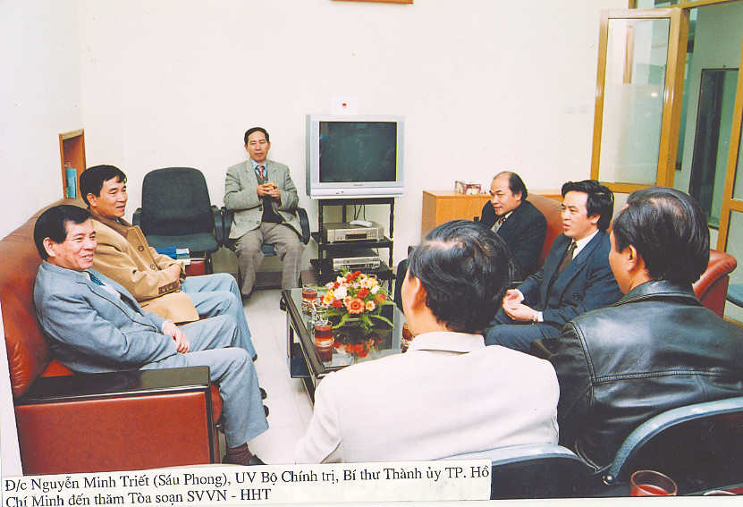 Đồng chí Nguyễn Minh Triết - Ủy viên Bộ Chính trị, Bí thư Thành ủy TP. Hồ Chí Minh thăm Tòa soạn Báo Sinh Viên Việt Nam. Ảnh: TL Đồng chí Nguyễn Minh Triết - Ủy viên Bộ Chính trị, Bí thư Thành ủy TP. Hồ Chí Minh thăm Tòa soạn Báo Sinh Viên Việt Nam. Ảnh: TL