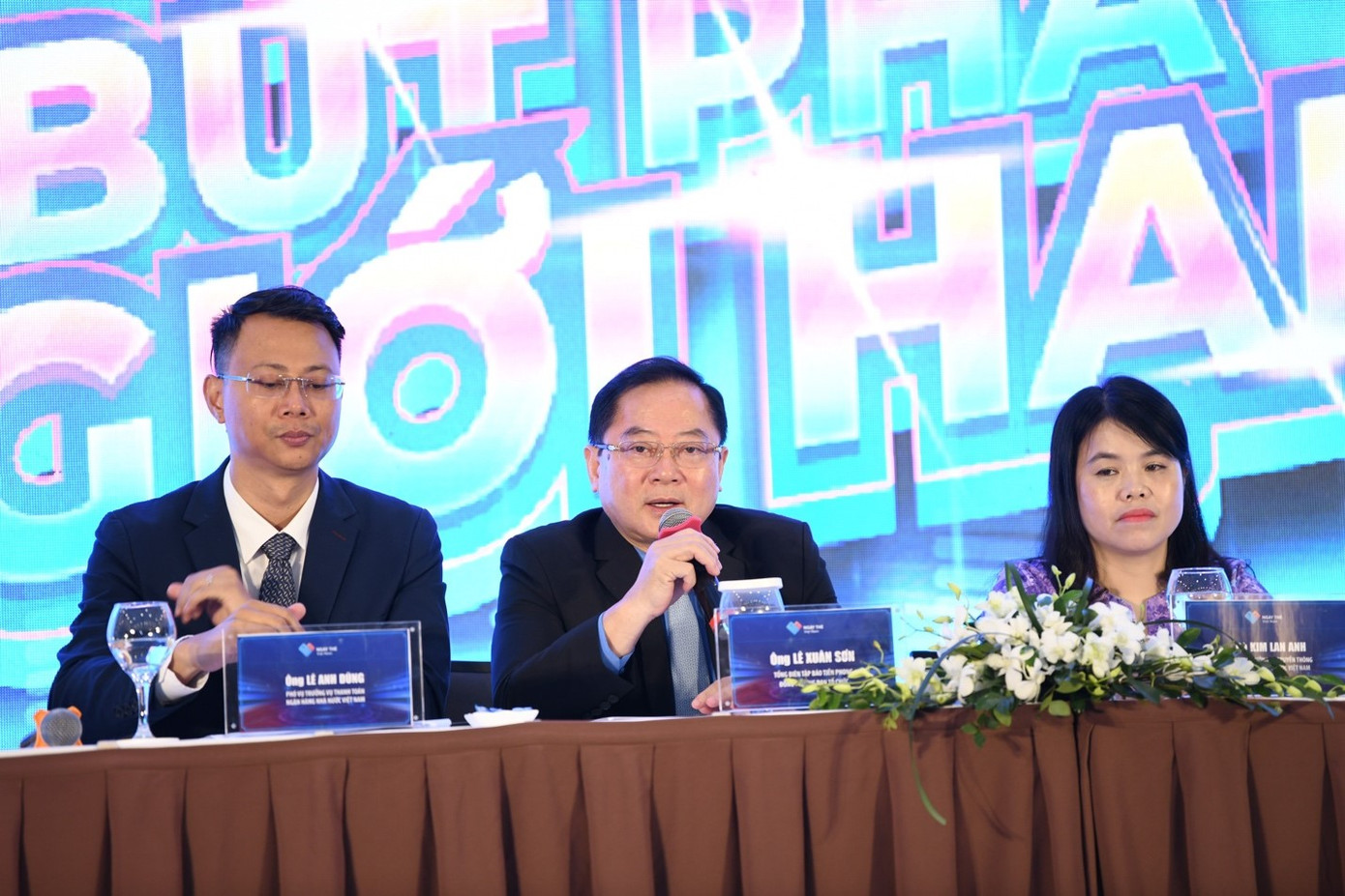 Nhà báo Lê Xuân Sơn (giữa) - Tổng Biên tập Báo Tiền Phong chia sẻ tại chuỗi sự kiện.