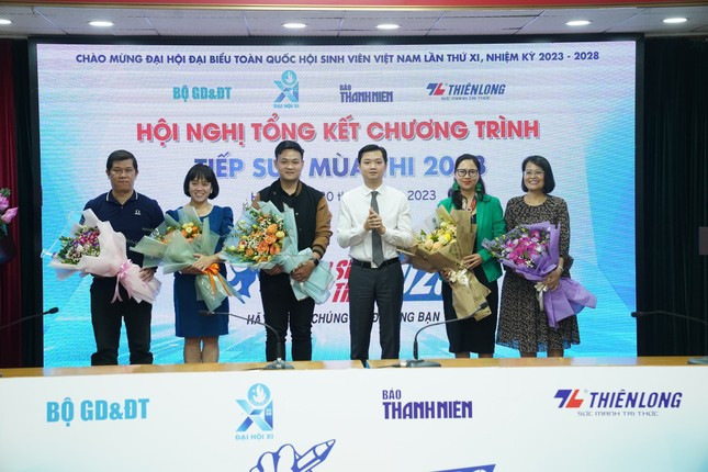 Các đơn vị tham gia chương trình nhận hoa từ Lãnh đạo T.Ư Hội Sinh viên Việt Nam. Các đơn vị tham gia chương trình nhận hoa từ Lãnh đạo T.Ư Hội Sinh viên Việt Nam.