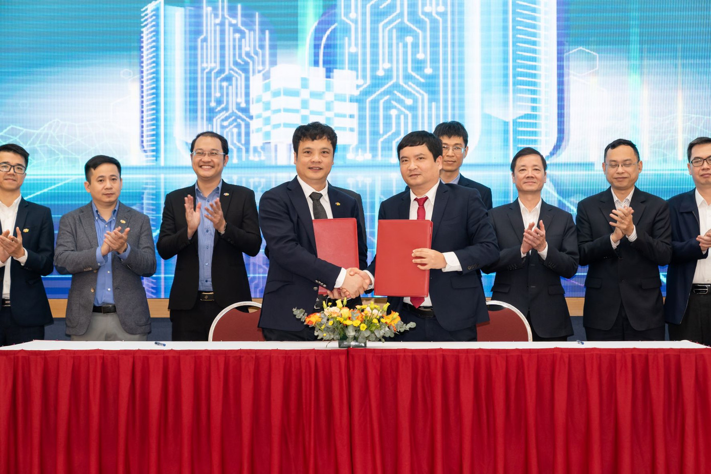 Tổng Giám đốc Tập đoàn FPT – Nguyễn Văn Khoa ký kết hợp tác cùng Giám đốc Học viện Công nghệ Bưu chính Viễn thông - PGS. TS Đặng Hoài Bắc.