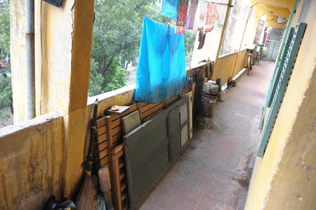 Chung cư cũ, hành lang tập thể. Tuy có nhếch nhác nhưng tình hàng xóm cũng bền chặt hơn