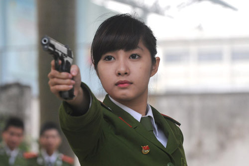 Tương phản với nước súng đen bóng là đôi môi hồng xinh tuơi