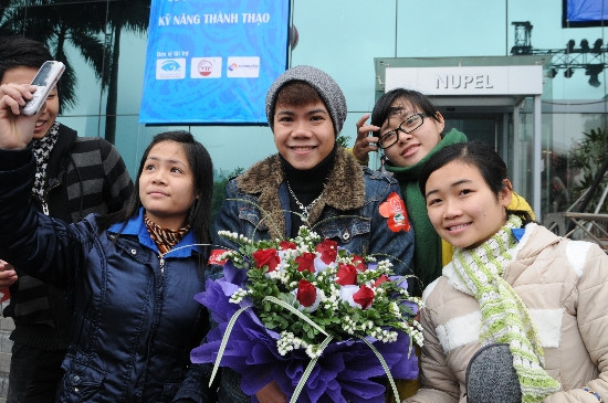 Ca sĩ Đinh Mạnh Ninh tham gia cổ vũ cho Chủ Nhật Đỏ. Ảnh: Tuấn Nguyễn