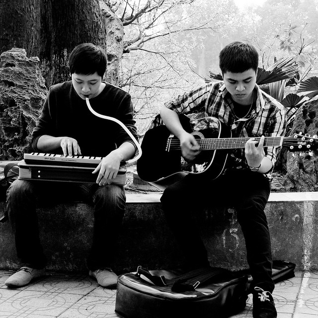 Thỉng thoảng tôi thích đi bộ ở phố cổ, vào trong những con ngõ bé xíu mà chẳng biết sẽ đưa người ta đến đâu. Một ngõ cụt tối tăm, một góc bếp ấm áp hay ánh sáng hắt ra từ một gia đình đang quây quần quanh bữa cơm. Một góc quán nhỏ cho những cuộc hội ngộ Những quán bia quen thuộc ở Hà Nội Một góc phố của người lao động, gương mặt chú thợ hàn thanh thản lạ Bác thợ vẽ tranh truyền thần ở chợ Đồng Xuân Những nghệ nhân đường phố Ngõ vắng ngoại ô Hà Nội Hoàng hôn sau một cơn mưa - nhìn về Hà Nội từ cầu Long Biên - đằng sau sương khói mờ nhân ảnh kia là một Hà Nội phồn hoa và nhộn nhịp Về nhà