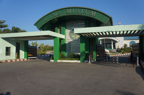 Bảo tàng đá quý Nay Pyi Taw đặt ngay cạnh Trung tâm báo chí SEA Games 27 (MPC). 