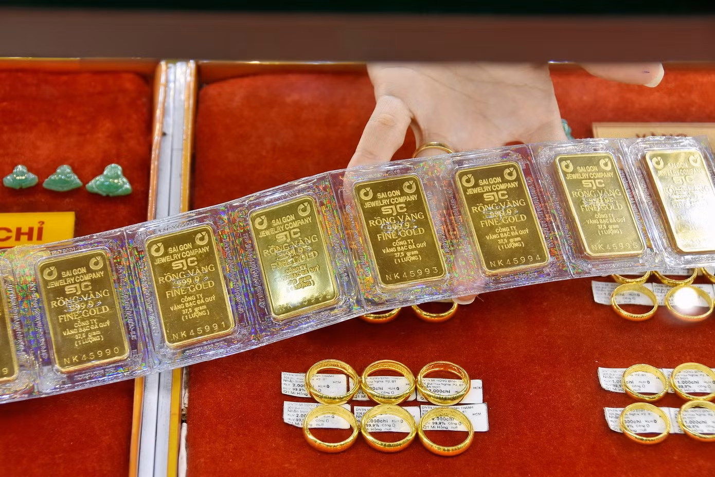 Giá vàng SJC bán ra tăng lên 79,8 triệu đồng/lượng, vàng nhẫn tròn trơn 77,63 triệu đồng/lượng. Ảnh: BTMC.