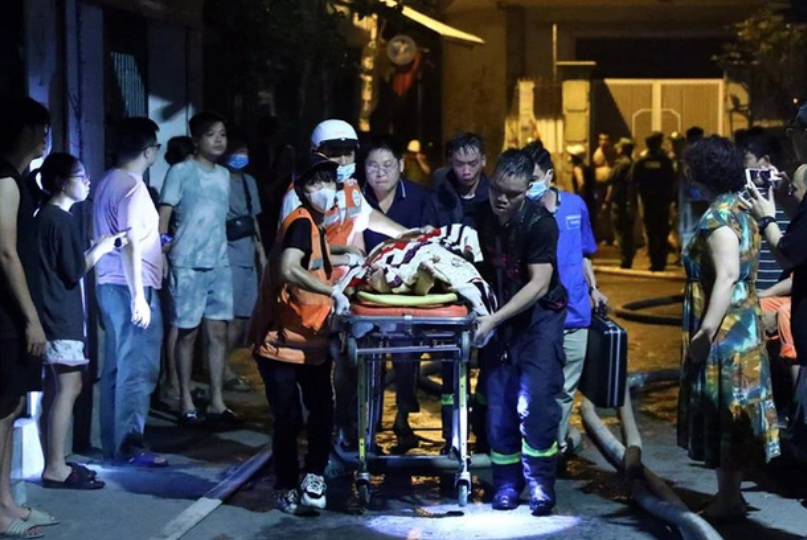 Công tác cứu hộ, cứu nạn cho nạn nhân vụ cháy chung cư mini ở Hà Nội. (Ảnh: TT).