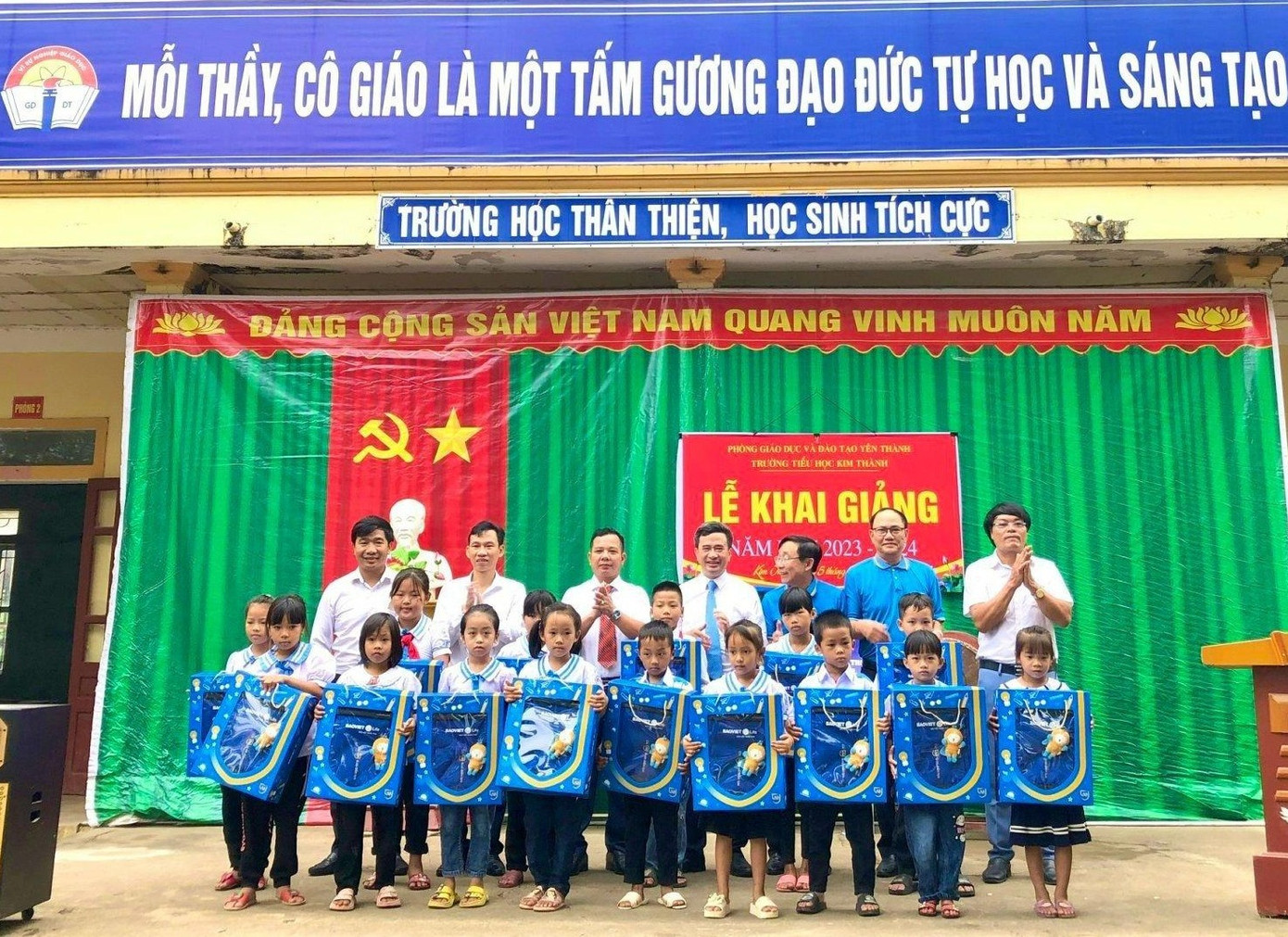 Mỗi chiếc balo “Quà vui tới trường” của Bảo Việt Nhân thọ sẽ là người bạn đồng hành, trở thành điểm tựa tinh thần để các em và gia đình an tâm vượt qua mọi thử thách, biến ước mơ thành hiện thực. Mỗi chiếc balo “Quà vui tới trường” của Bảo Việt Nhân thọ sẽ là người bạn đồng hành, trở thành điểm tựa tinh thần để các em và gia đình an tâm vượt qua mọi thử thách, biến ước mơ thành hiện thực.