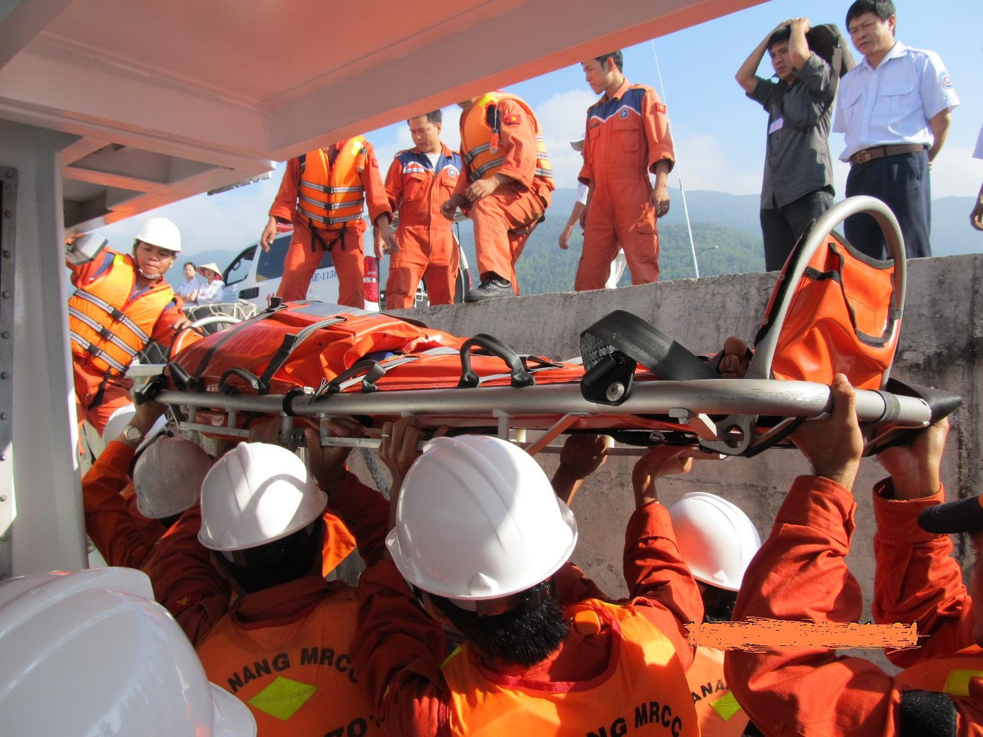 Đưa nạn nhân vào bờ 