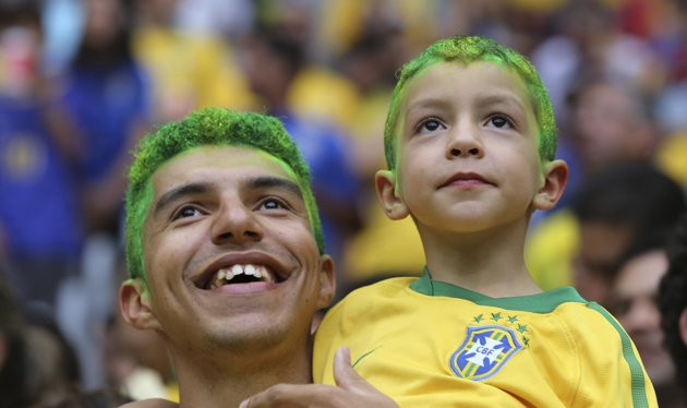 CĐV nhí cũng hóa trang màu xanh vàng truyền thống của Brazil