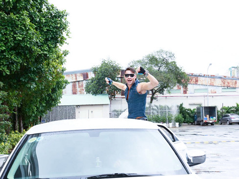 Adam tạo dáng cực kỳ phấn khích