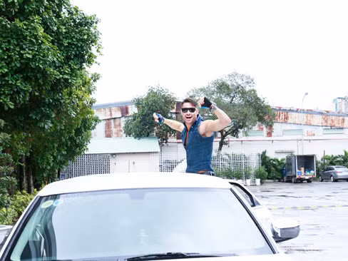 Adam tạo dáng cực kỳ phấn khích