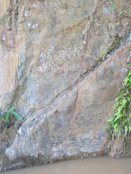 Kỳ bí văn tự cổ trên vách đá giữa đại ngàn Trường Sơn ảnh 3