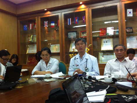 Lãnh đạo Bệnh viện Bạch Mai trao đổi với phóng viên sáng nay, 23/10. Ảnh: Thái Hà