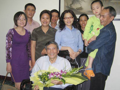 Học trò cũ vẫn thỉnh thoảng đến thăm thầy Tôn Thân. Với họ, thầy Tôn Thân là người thầy tỏa sáng về trí tuệ và nhân cách.. Học trò cũ vẫn thỉnh thoảng đến thăm thầy Tôn Thân. Với họ, thầy Tôn Thân là người thầy tỏa sáng về trí tuệ và nhân cách.