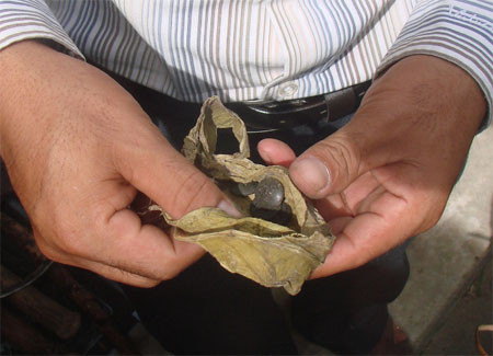 Cúc áo từ bộ quân phục bị rơi ra, được ông Thanh cất giữ rất cẩn thận