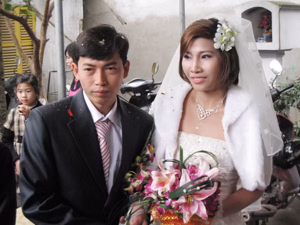 Tình và Thủy trong ngày cưới. Ảnh: Phương Nguyên. Tình và Thủy trong ngày cưới Ảnh: Phương Nguyên