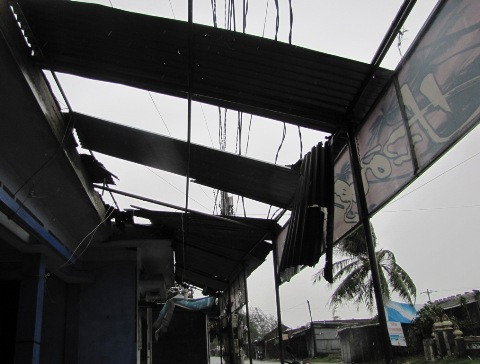 Nhà dân bị tốc mái tại Phú Vang. 