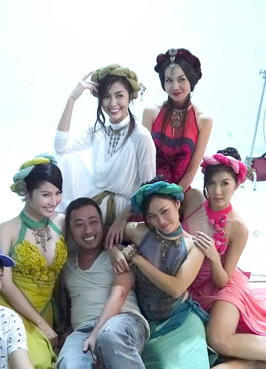 Dũng Khùng bên dàn hotgirl Mỹ Nhân Kế