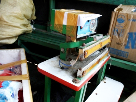 Đồ nghề để sản xuất hàng giả. Ảnh: Oanh Nguyễn Đồ nghề để sản xuất hàng giả