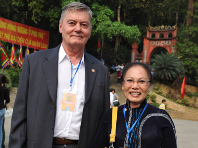 Bà Đinh Kim Nguyệt (quê Thái Bình, định cư tại Canada) cùng chồng về dự lễ hội Đền Hùng 2013