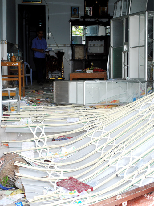 Nhà bác sĩ Tú bị đập phá