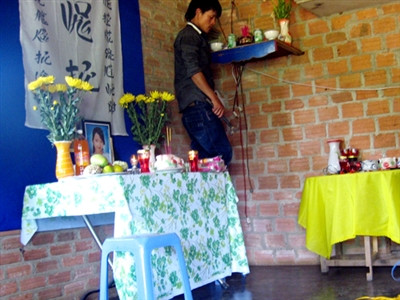 Hàng xóm sắp xếp bài vị cho cháu Phụng. Hàng xóm sắp xếp bài vị cho cháu Phụng