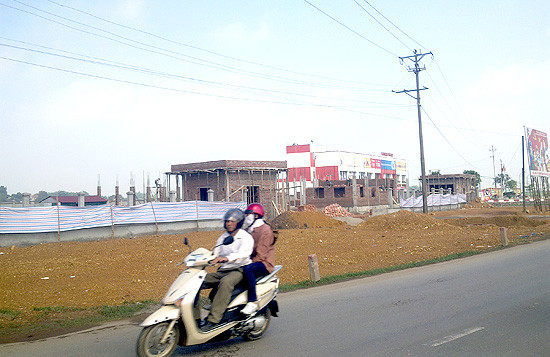 Thay vì đổ tiền tỷ vào những dự án lớn, nhà đầu tư đổ tiền trăm triệu vào các khu đất giá bèo nhằm đón đầu quy hoạch. Thay vì đổ tiền tỷ vào những dự án lớn, nhà đầu tư đổ tiền trăm triệu vào các khu đất giá bèo nhằm đón đầu quy hoạch