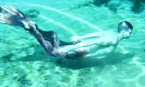 Eric có thể lặn dưới nước với bộ đuôi cá được khoảng 4 phút.