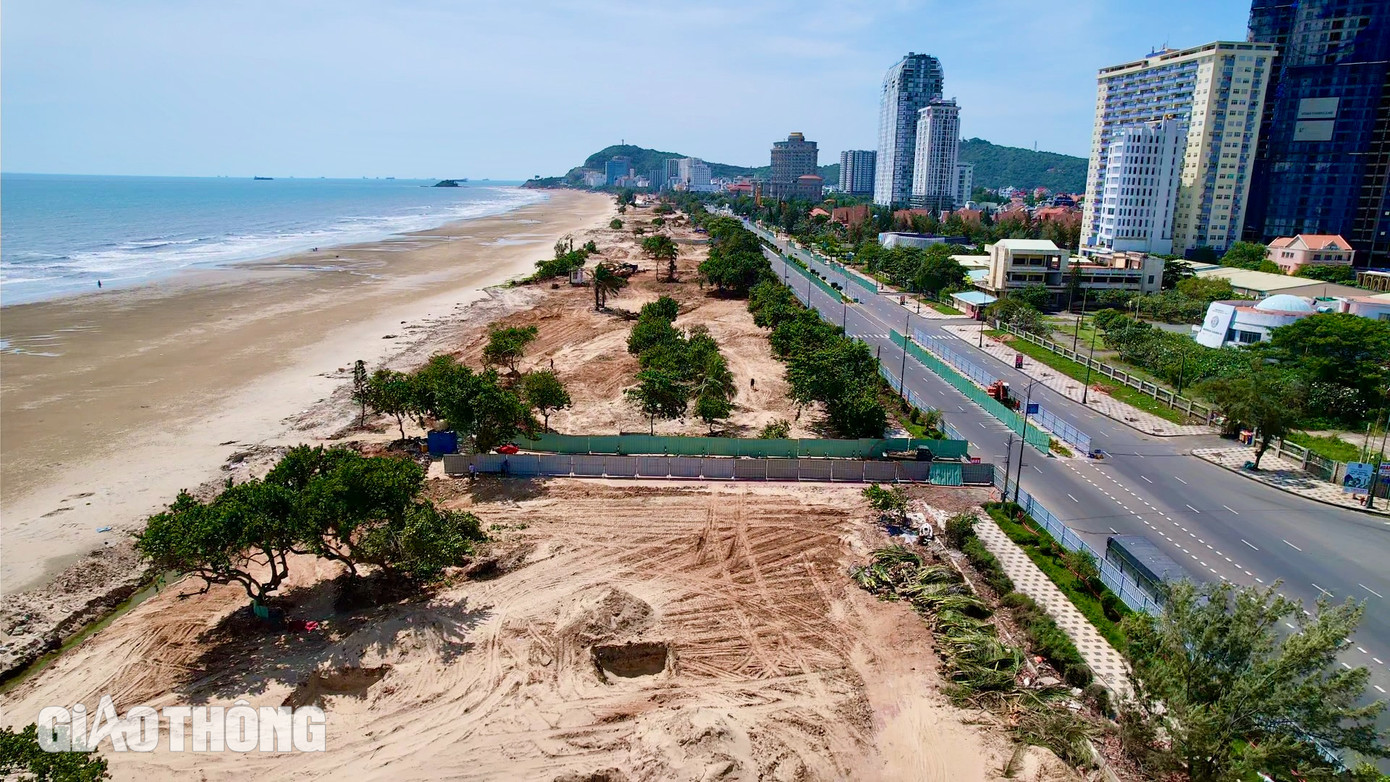 Theo quan sát, đa số mặt bằng đã được xử lý xong, chỉ còn một số khu vực đơn vị chức năng mới cưỡng chế vào giữa tháng vừa qua nên doanh nghiệp đang dọn dẹp, di dời tài sản.