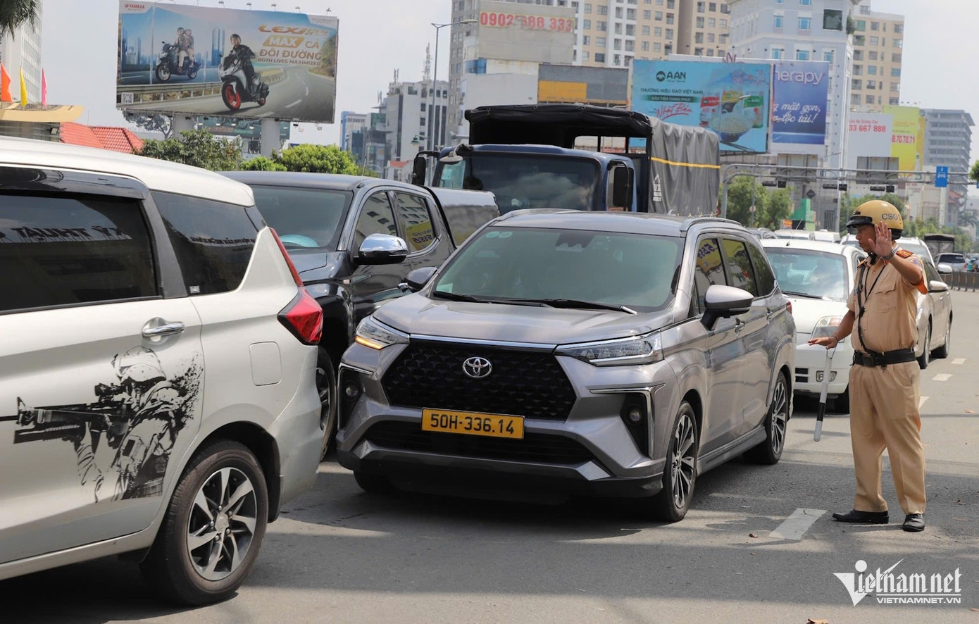 Lực lượng CSGT hướng dẫn phương tiện lưu thông qua khu vực nút giao hầm chui Phan Thúc Duyện - Trần Quốc Hoàn