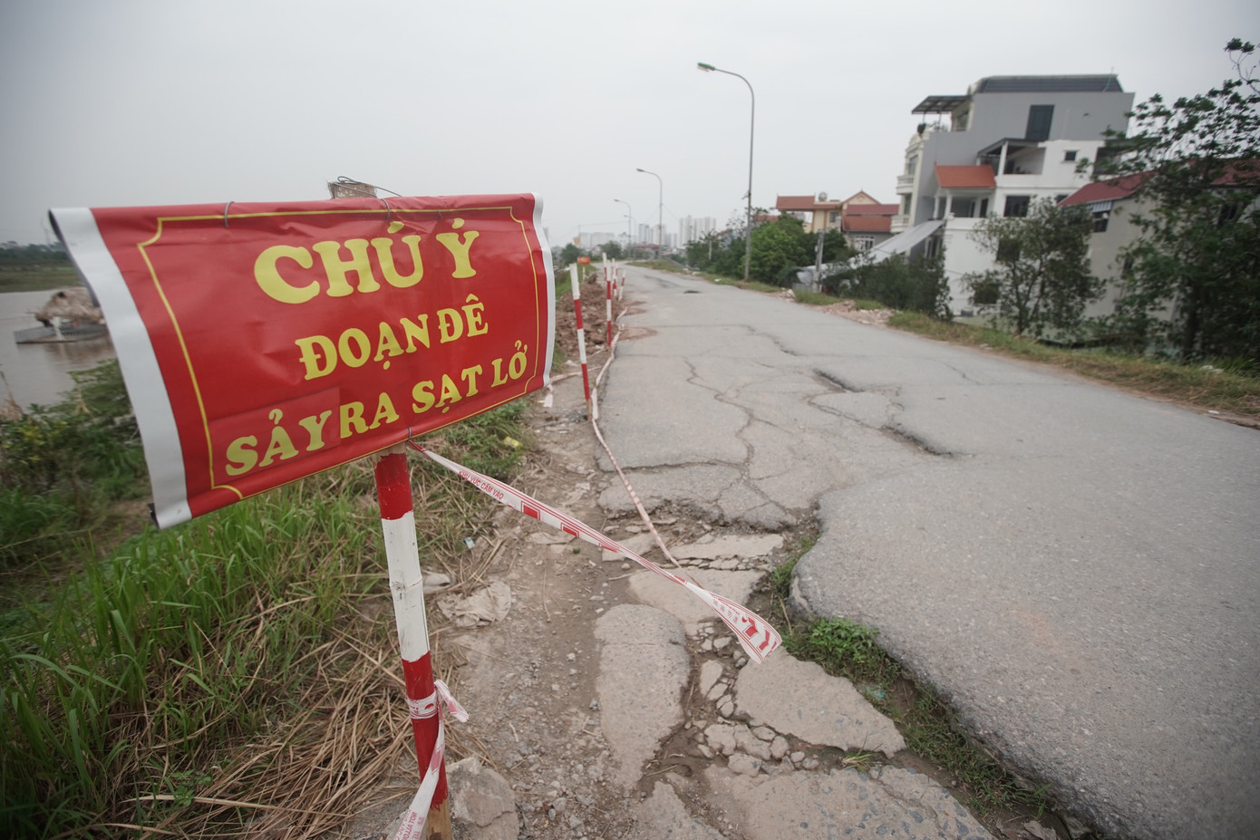 Do ảnh hưởng của mưa bão trong thời gian vừa qua, tuyến đê tả Đáy đoạn qua địa bàn phường Yên Nghĩa (quận Hà Đông) xuất hiện 3 điểm sụt lún, có nguy cơ mất an toàn giao thông.